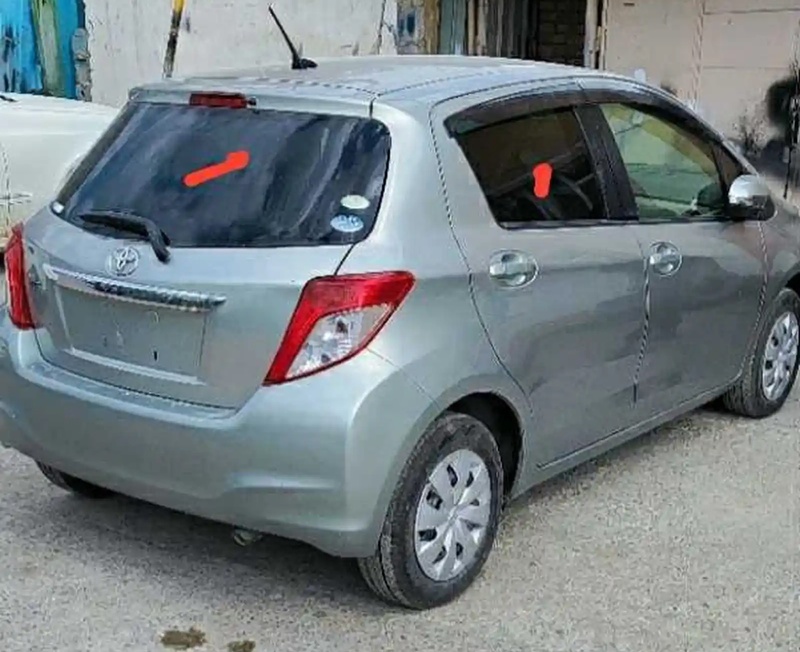 Задние не тонированные стекла от Toyota Vitz 2012